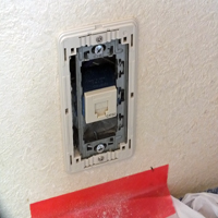 開口部に出来上がった情報コンセントを取付た状態